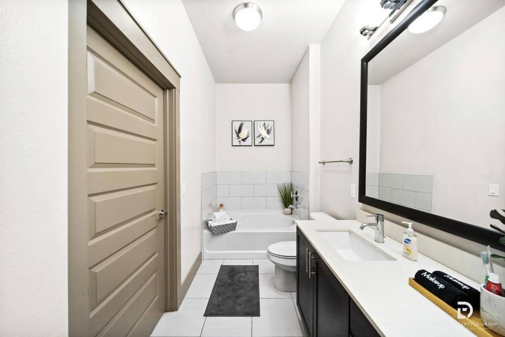 Downtown Houston Deluxe King Suite With Spa Amenities, Pool And Free Parking ภายนอก รูปภาพ